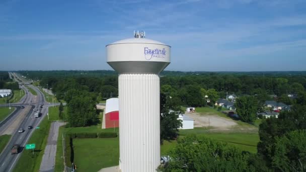 Vídeo aéreo Fayetteville North Carolina water tower, Estados Unidos 4k — Vídeo de stock