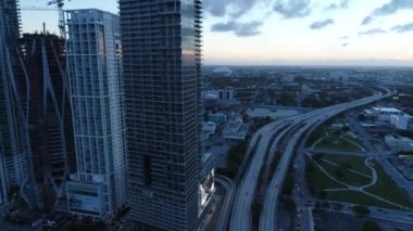 Geçmiş highrise condominiums adlı Downtown Miami 4 k 60 p uçan hava video