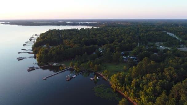 Lotnicze wideo lakefront domów w Południowej Karolinie 4k — Wideo stockowe
