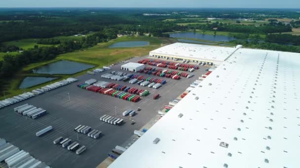 Luchtfoto video van een kamers To Go super center verschepende container laden dokken — Stockvideo