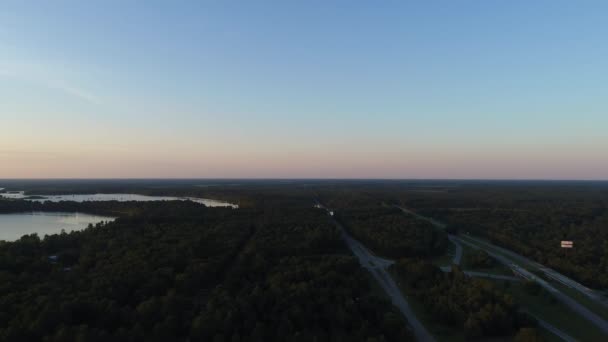 Lotnicze wideo Santee National Wildlife Refuge Południowej Karolinie i I95 — Wideo stockowe