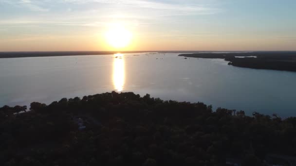 Luchtfoto video zonsondergang over Lake Marion South Carolina 4k — Stockvideo