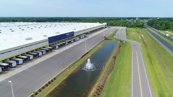 Drone video aéreo de Salas para ir super centro camiones cargando muelle — Vídeos de Stock