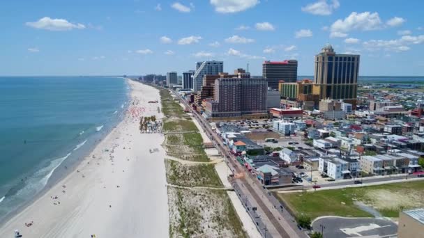 Luchtfoto Atlantic City casino's op het strand — Stockvideo