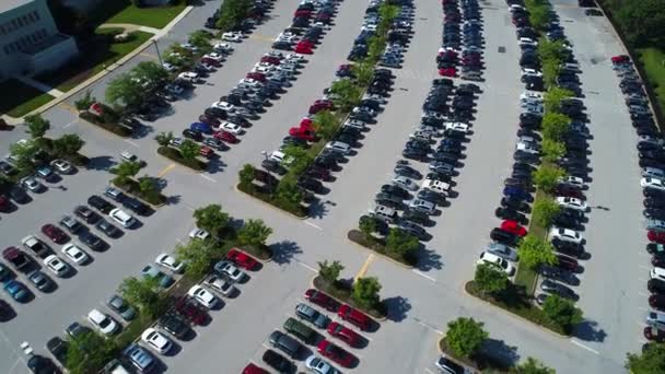 Carros em um parque de estacionamento pov — Vídeo de Stock