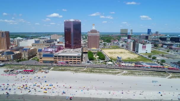 Strandabstimmungen und Strandpromenade in der atlantischen Stadt — Stockvideo