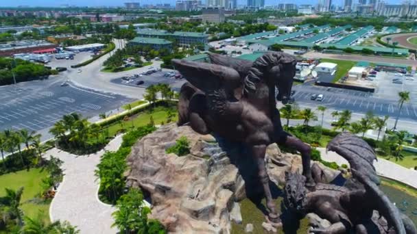 Pegasus vs ejderha heykeli Hallandale — Stok video