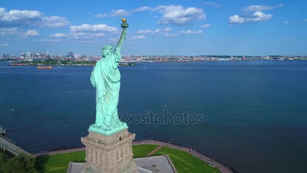 Freiheitsstatue im Vorbeiflug zeigt New York City 