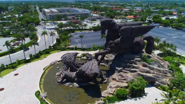 Pegasus gegen Drachenstatue Hallandale — Stockvideo