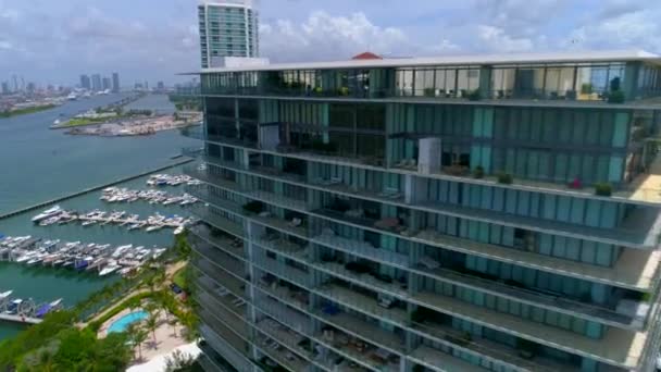 Miami Beach condomínios e iates — Vídeo de Stock
