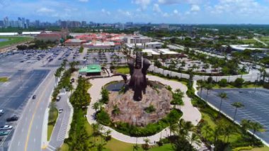 Pegasus vs ejderha heykeli Hallandale 