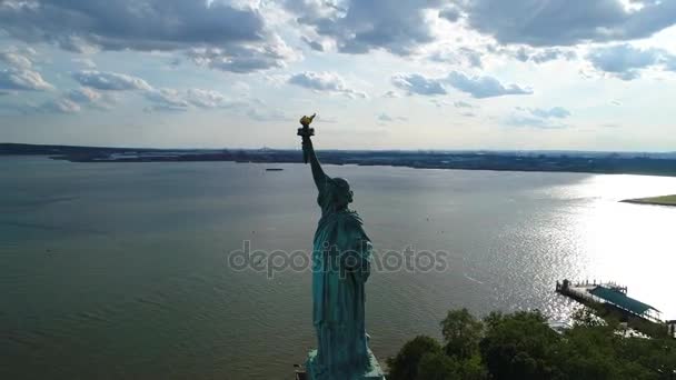 Drone een baan rond de Statue of Liberty — Stockvideo