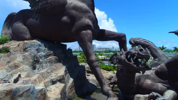 Піднімаються сходження Пегас проти дракон статуя Сполучені — стокове відео