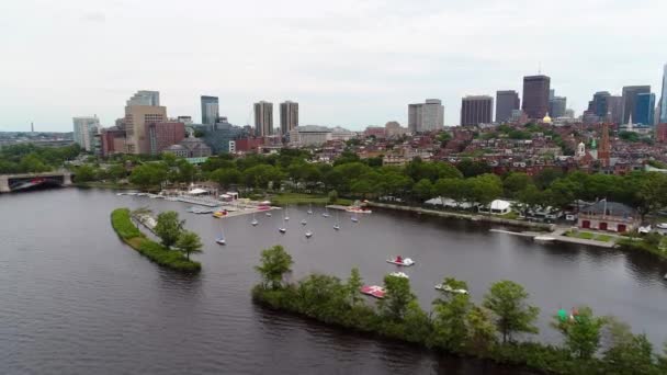 Boston The Esplanade Charles River paseos en bote por la comunidad — Vídeo de stock