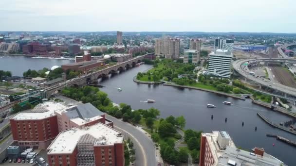 Boston barcos turísticos puentes del río Charles — Vídeos de Stock