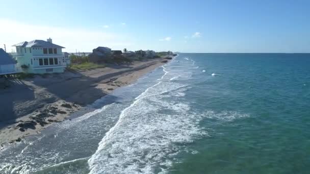 Azt mutatják, egy tengerparti ház Hutchinson Island Florida — Stock videók