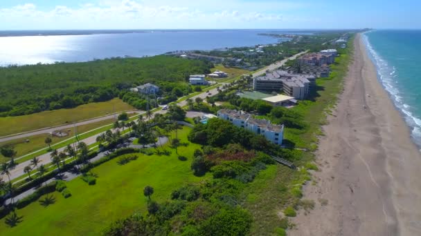 Casas de Hutchinson Island en Macarthur Boulevard — Vídeo de stock