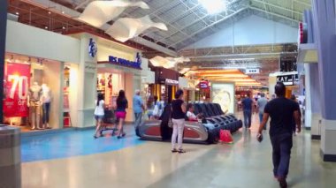 Dolphin alışveriş merkezi Miami iç tur insanlar alışveriş