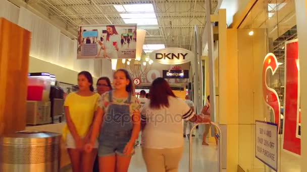 ドルフィン モール マイアミ インテリアのツアー人々 のショッピング — ストック動画