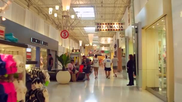 Dolphin Mall Miami interieur tour mensen winkelen — Stockvideo