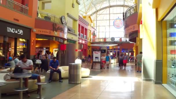 Dolphin Mall Miami interieur tour mensen winkelen — Stockvideo