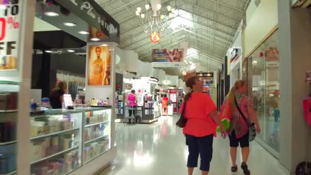 Dolphin Mall Miami interior tour personas de compras — Vídeo de stock