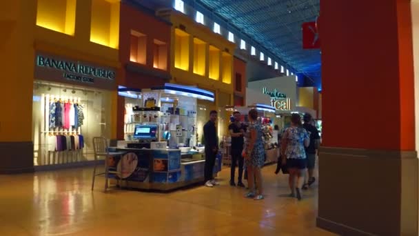 Dolphin Mall Miami interior tour personas de compras — Vídeo de stock