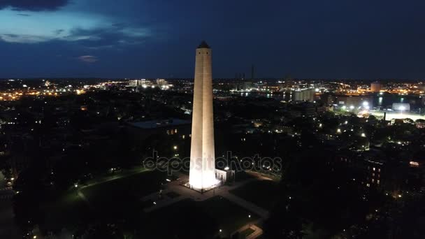 Orbite aérienne Bunker Hill Monument la nuit 4k — Video