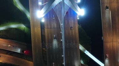 Çelik kablo asma köprü üzerinde uçan 