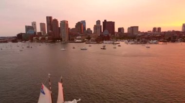 Boston üzerinde turuncu günbatımı