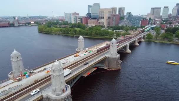 Trainen op de Longfellow brug Boston — Stockvideo