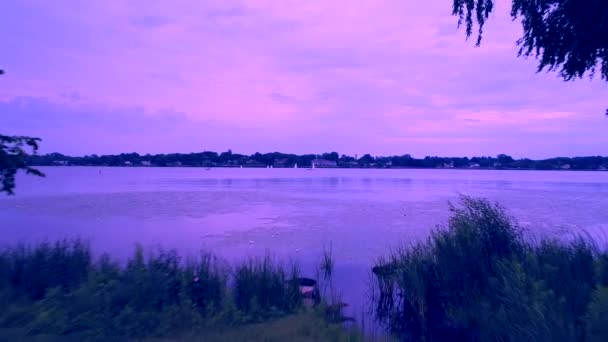 Video aéreo amanecer sobre el lago — Vídeos de Stock