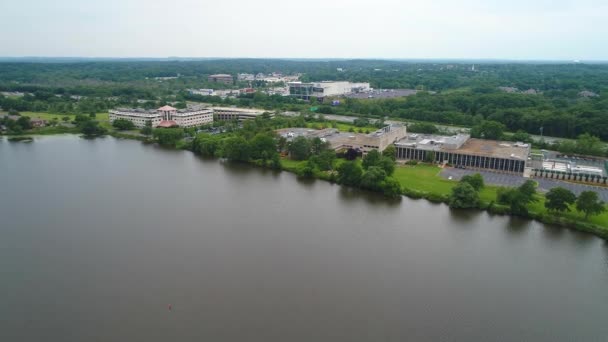 Centros de negocios industriales en un lago — Vídeos de Stock