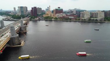 Longfellow Bridge ve tur tekneleri 4k 60p.