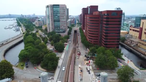 Видеопоезд с воздуха, въезжающий в туннель Бостон — стоковое видео