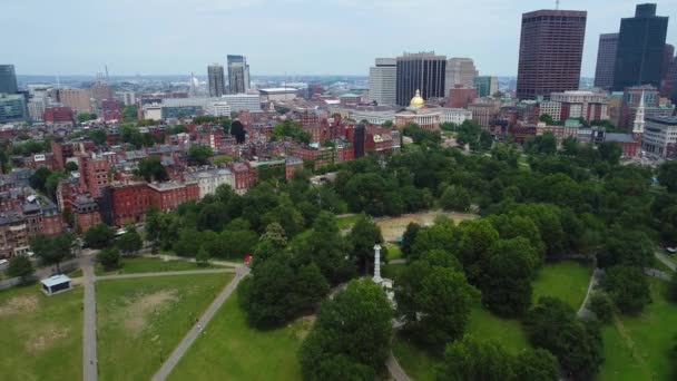 Υδάτινο πάρκο Boston Common και τις γύρω πολυκατοικίες townhomes — Αρχείο Βίντεο