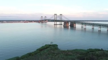 Hava video Delaware Memorial Köprüsü alacakaranlıkta