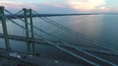 Hava video Delaware Memorial Köprüsü alacakaranlıkta