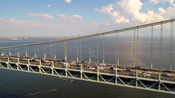 Establecimiento aéreo de vídeo Puente de Verrazano — Vídeo de stock