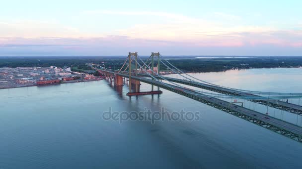 Vídeo aéreo Delaware Memorial Bridge al atardecer — Vídeos de Stock