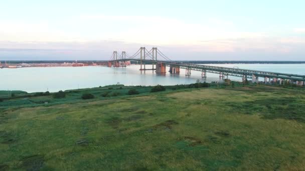 Vídeo aéreo Delaware Memorial Bridge al atardecer — Vídeos de Stock