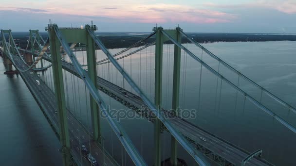 Antenne Video delaware Gedenkbrücke in der Dämmerung — Stockvideo