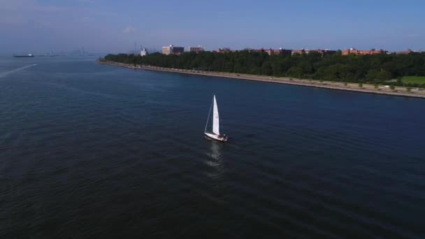 Letecká dráha video plachetnice v zátoce 4k 60p — Stock video