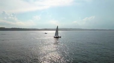 Bir yelkenli Bay 4k hava video 60p