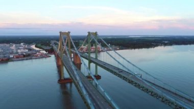 Hava video Delaware Memorial Köprüsü alacakaranlıkta