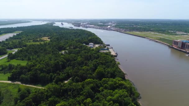 Luchtfoto video Hutchinson eiland en Savannah rivier — Stockvideo