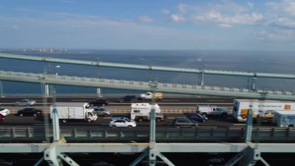 Establecimiento aéreo de vídeo Puente de Verrazano — Vídeo de stock
