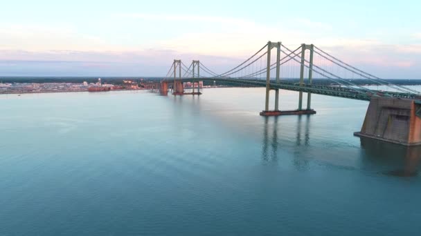 Luchtfoto video Delaware Memorial Bridge in de schemering — Stockvideo