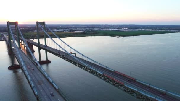 Vídeo aéreo Delaware Memorial Bridge al atardecer — Vídeos de Stock