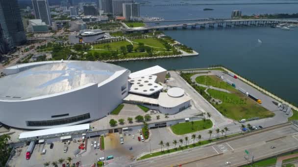 Een baan rond de American Airlines Arena 4k — Stockvideo